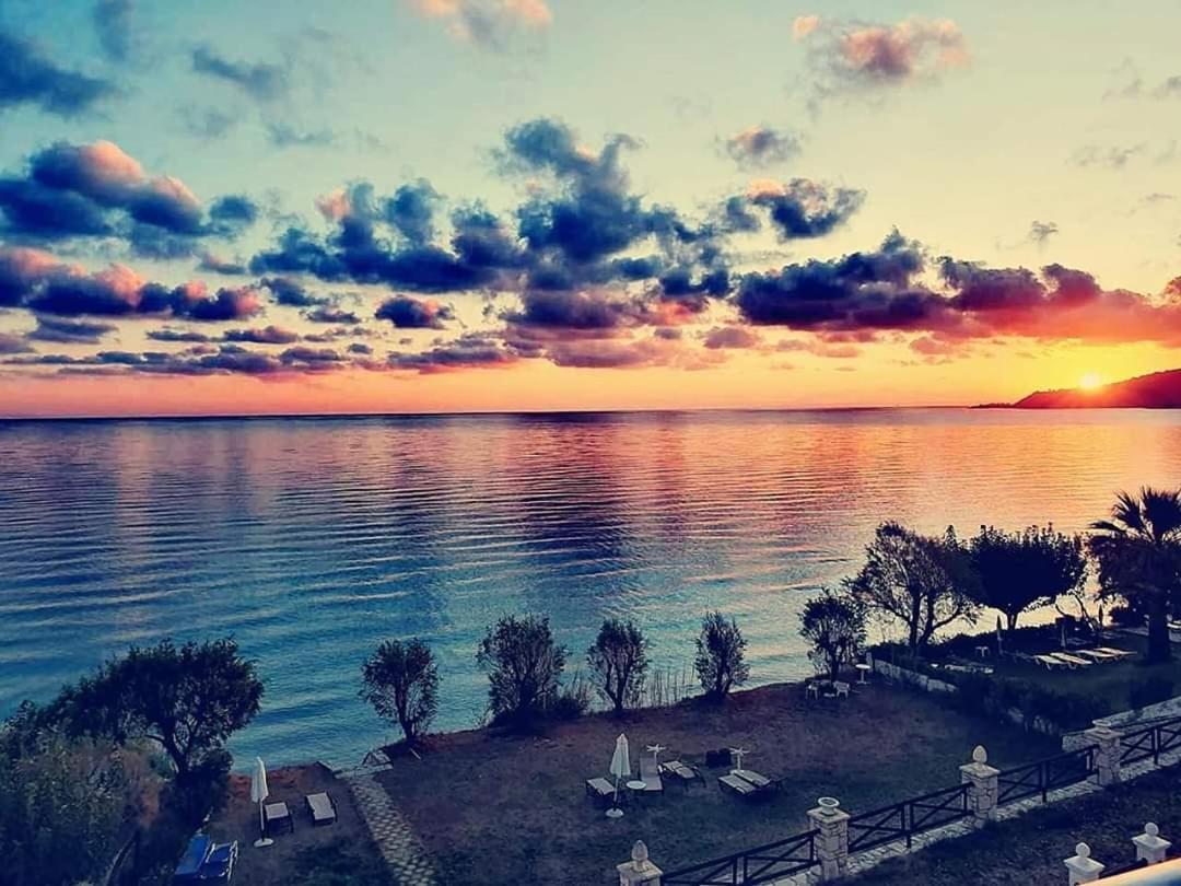 Laura Beach House アリケス エクステリア 写真